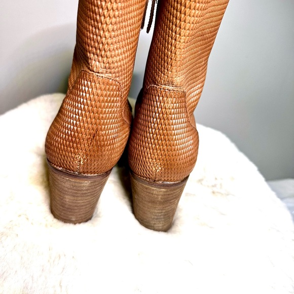 Hinge textured leather heeled boot - Picture 3 of 4